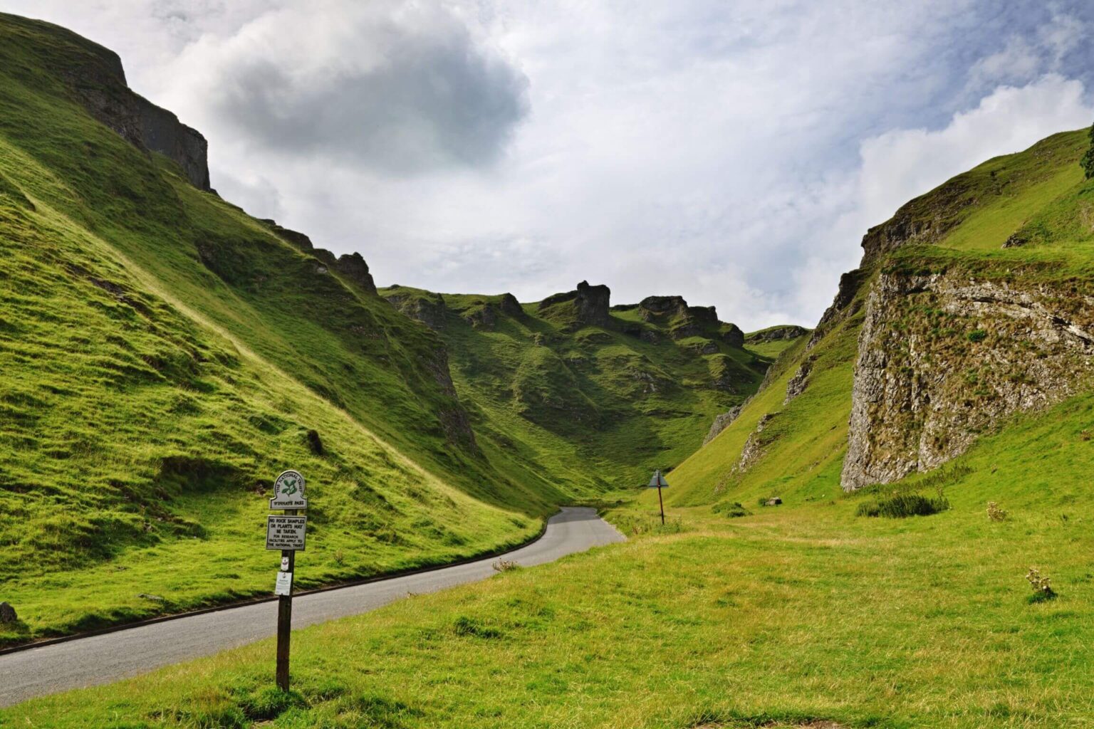 The breathtaking views of Winnats Pass in Castleton 🌄
